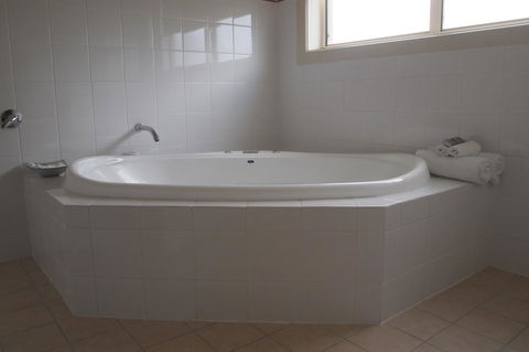 Alexander Cameron Suites - Lightning Ridge Tourism 21