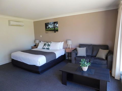 Alexander Cameron Suites - Lightning Ridge Tourism 12