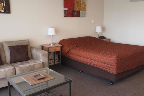 Alexander Cameron Suites - Lightning Ridge Tourism 25