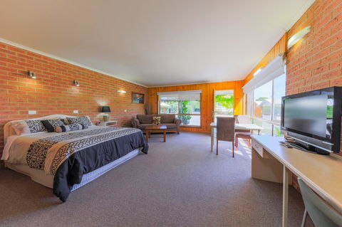 Country Roads Motor Inn Naracoorte - Lightning Ridge Tourism 3