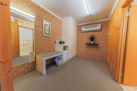 Country Roads Motor Inn Naracoorte - Lightning Ridge Tourism 5