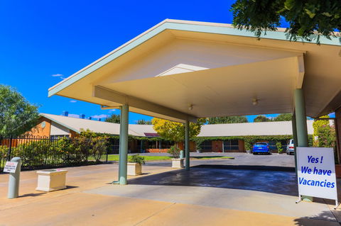 Country Roads Motor Inn Naracoorte - Lightning Ridge Tourism 1