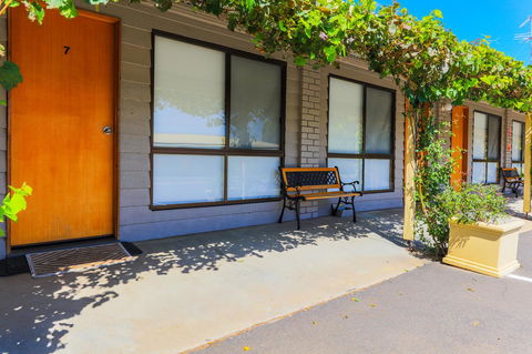 Country Roads Motor Inn Naracoorte - Lightning Ridge Tourism 24