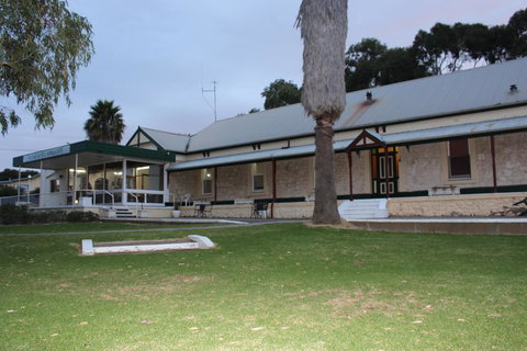 Island Motel Kingscote - Lightning Ridge Tourism 1