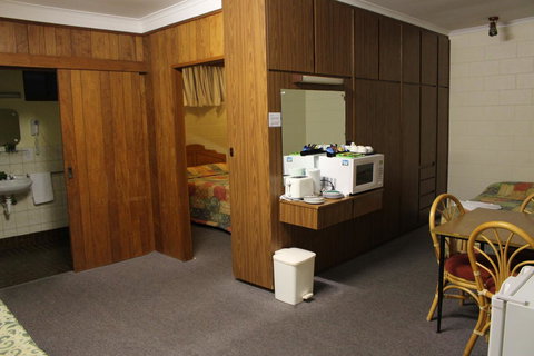 Island Motel Kingscote - Lightning Ridge Tourism 9