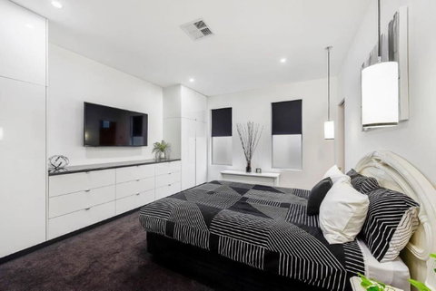 BENGALEE EXECUTIVE TOWNHOUSE- MODERN & STYLISH - Lightning Ridge Tourism 11