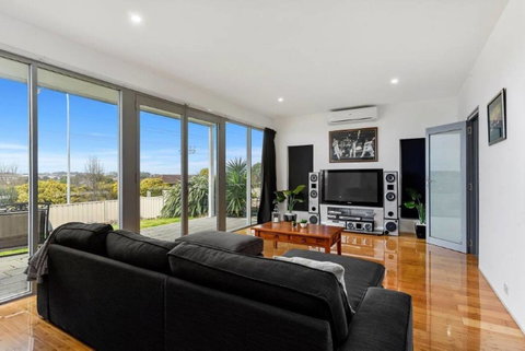 BENGALEE EXECUTIVE TOWNHOUSE- MODERN & STYLISH - Lightning Ridge Tourism 6