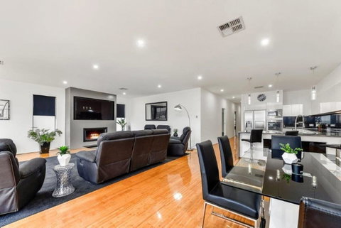 BENGALEE EXECUTIVE TOWNHOUSE- MODERN & STYLISH - Lightning Ridge Tourism 3