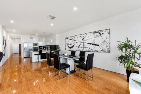 BENGALEE EXECUTIVE TOWNHOUSE- MODERN & STYLISH - Lightning Ridge Tourism 12