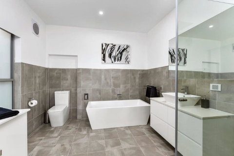 BENGALEE EXECUTIVE TOWNHOUSE- MODERN & STYLISH - Lightning Ridge Tourism 8