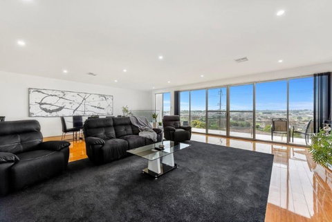 BENGALEE EXECUTIVE TOWNHOUSE- MODERN & STYLISH - Lightning Ridge Tourism 0