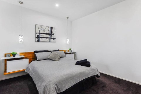 BENGALEE EXECUTIVE TOWNHOUSE- MODERN & STYLISH - Lightning Ridge Tourism 9