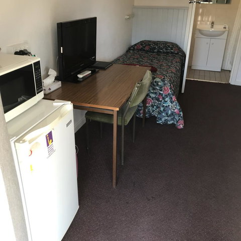 Travelway Motel - Lightning Ridge Tourism 4