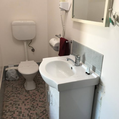 Travelway Motel - Lightning Ridge Tourism 11