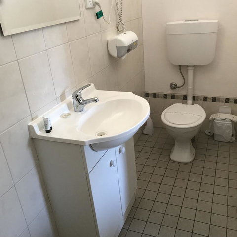 Travelway Motel - Lightning Ridge Tourism 1