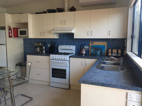 Rumah Pantai - Lightning Ridge Tourism 3