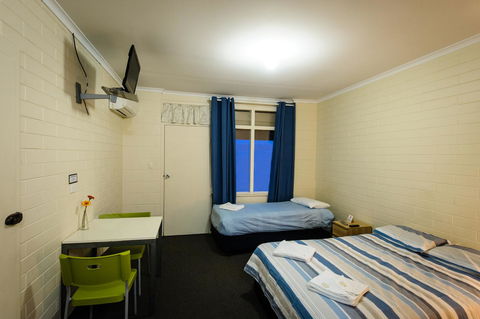 The Anglers Inn - Lightning Ridge Tourism 9