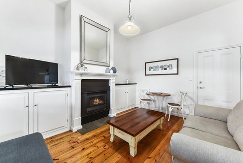 Railway Cottage In Beachport - Lightning Ridge Tourism 1