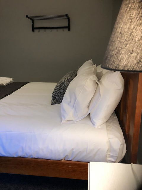 Cornwall Hotel - Lightning Ridge Tourism 9