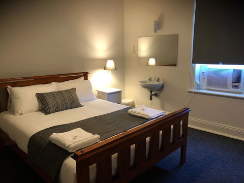 Cornwall Hotel - Lightning Ridge Tourism 17