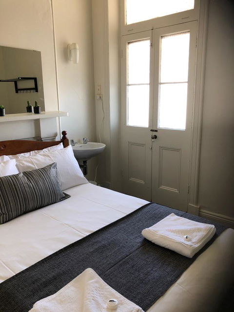 Cornwall Hotel - Lightning Ridge Tourism 7