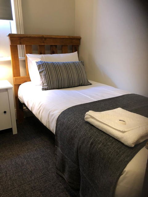 Cornwall Hotel - Lightning Ridge Tourism 12