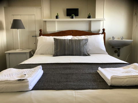 Cornwall Hotel - Lightning Ridge Tourism 0
