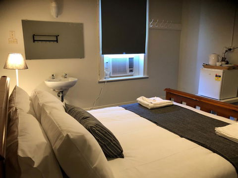 Cornwall Hotel - Lightning Ridge Tourism 16