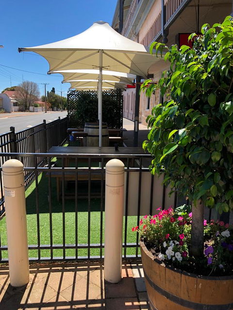Cornwall Hotel - Lightning Ridge Tourism 2