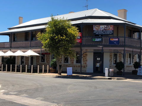 Cornwall Hotel - Lightning Ridge Tourism 13