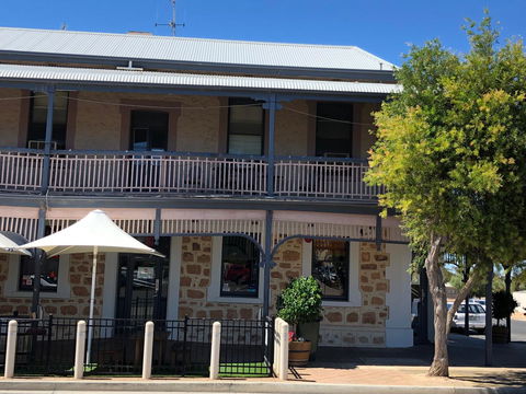 Cornwall Hotel - Lightning Ridge Tourism 1