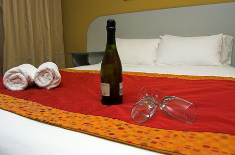 Victoria Hotel Strathalbyn - Lightning Ridge Tourism 0