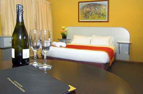 Victoria Hotel Strathalbyn - Lightning Ridge Tourism 13