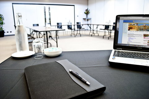 Mawson Lakes Hotel - Lightning Ridge Tourism 6