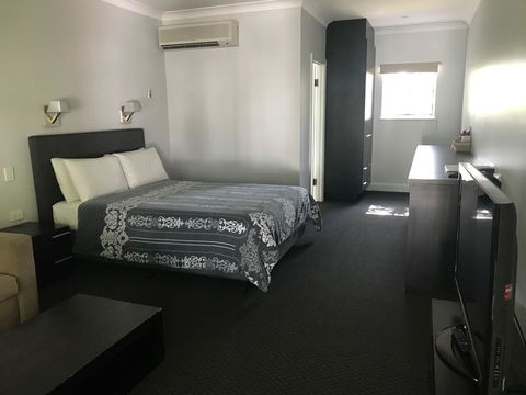 St Francis Winery - Lightning Ridge Tourism 1