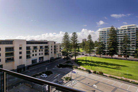Glenelg Holiday Apartments-Pier - Lightning Ridge Tourism 7