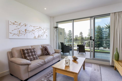 Glenelg Holiday Apartments-Pier - Lightning Ridge Tourism 3