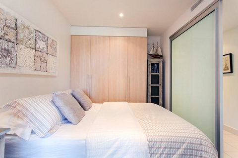 Glenelg Holiday Apartments-Pier - Lightning Ridge Tourism 4