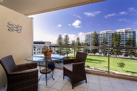 Glenelg Holiday Apartments-Pier - Lightning Ridge Tourism 6