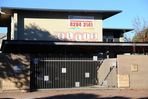 Glenelg Holiday Apartments-Ellis - Lightning Ridge Tourism 1