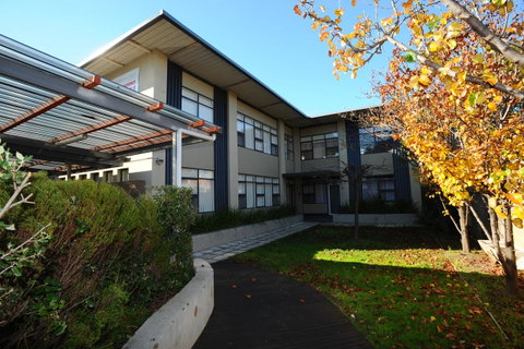 Glenelg Holiday Apartments-Ellis - Lightning Ridge Tourism 0