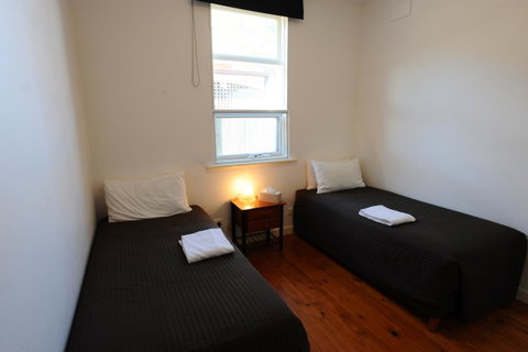 Glenelg Holiday Apartments-Ellis - Lightning Ridge Tourism 9