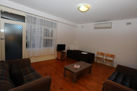 Glenelg Holiday Apartments-Ellis - Lightning Ridge Tourism 7