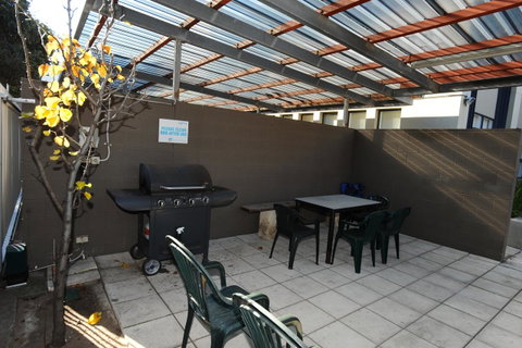 Glenelg Holiday Apartments-Ellis - Lightning Ridge Tourism 2