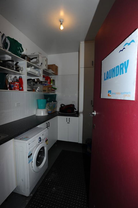 Glenelg Holiday Apartments-Ellis - Lightning Ridge Tourism 3