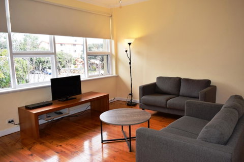 Glenelg Holiday Apartments-Ellis - Lightning Ridge Tourism 5
