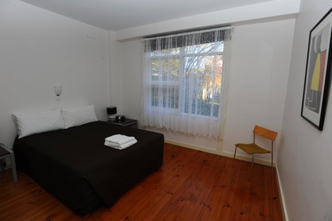 Glenelg Holiday Apartments-Ellis - Lightning Ridge Tourism 8