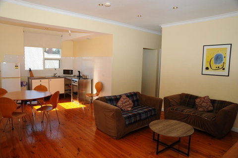 Glenelg Holiday Apartments-Ellis - Lightning Ridge Tourism 6
