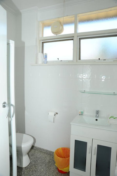 Glenelg Holiday Apartments-Ellis - Lightning Ridge Tourism 10