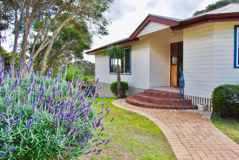 Annie\'s Balquhidder Cottage - Lightning Ridge Tourism 0